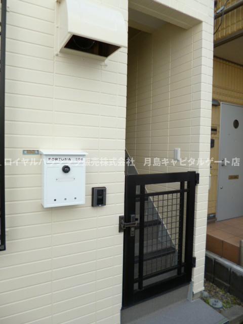 玄関　外階段は門扉付です。