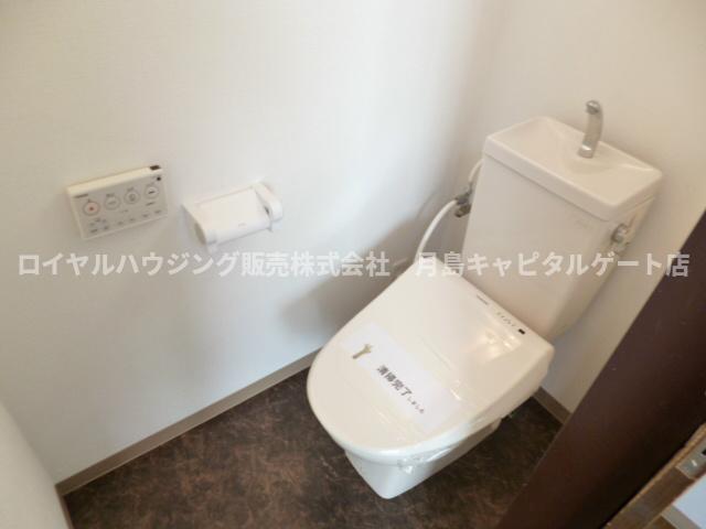トイレ　温水洗浄便座付です。