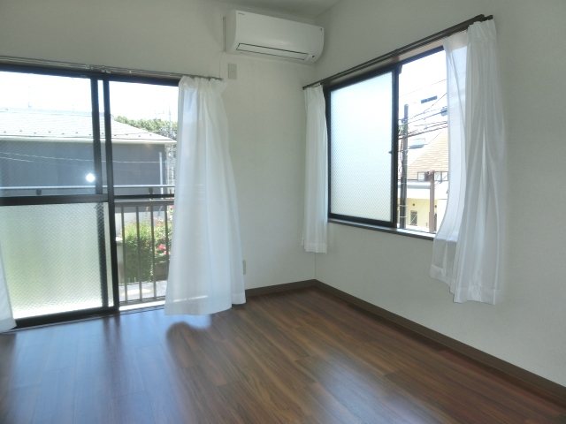 居室・リビング　東向きの明るい室内。 （※参考写真）