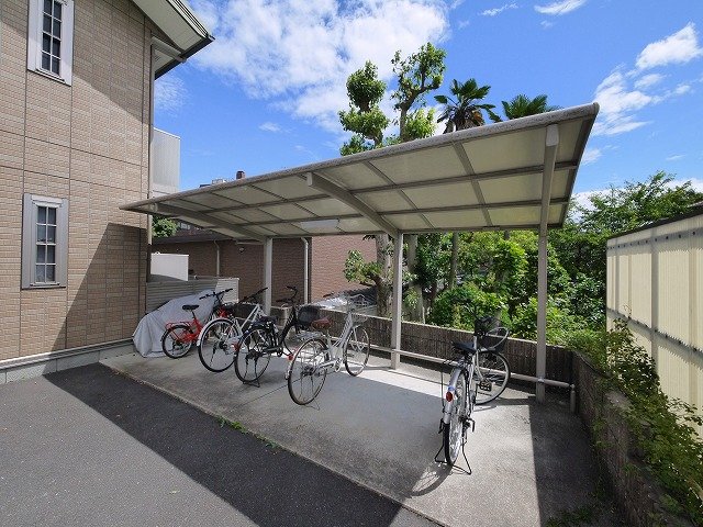 その他共有部分　ゆったりとした駐輪スペース。