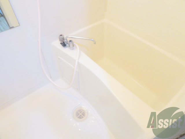 バス・シャワールーム　バスルームは狭すぎず、シャワーも浴びやすそうです。