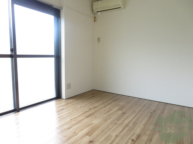 居室・リビング　６帖の洋室です。広々として、きれいですね。