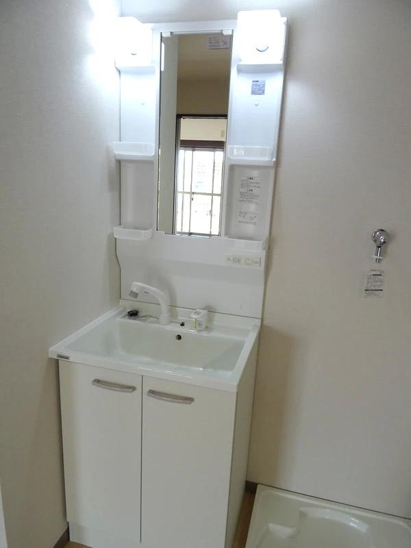 洗面設備　シャンドレ付きの独立洗面台！