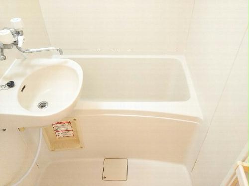 バス・シャワールーム　バス・トイレ別です。仕様が異なる場合があります。