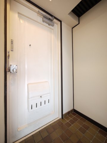 玄関　※写真は別の部屋のものです。
