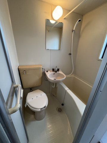 トイレ　落ち着いた色調のトイレです