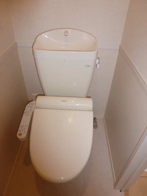 トイレ　温水洗浄便座です。