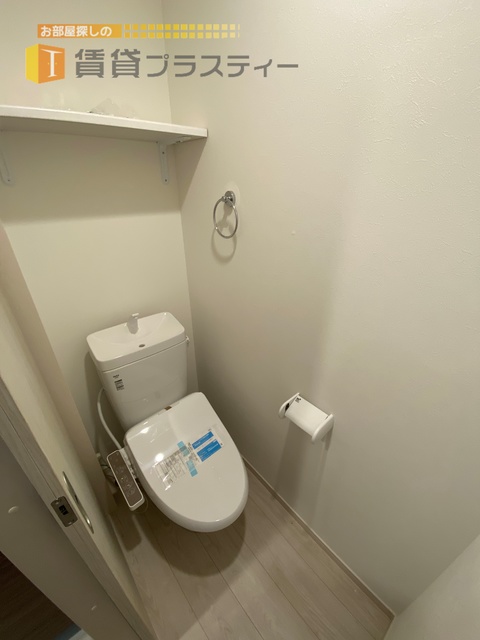 トイレ　上部の棚も嬉しいです。