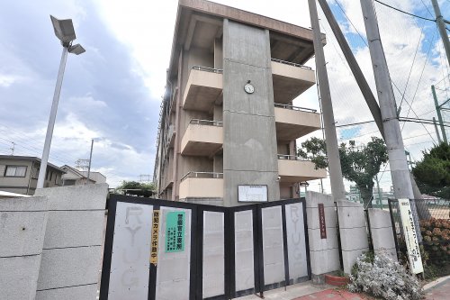 中学校　八尾市立龍華中学校（中学校）まで961m