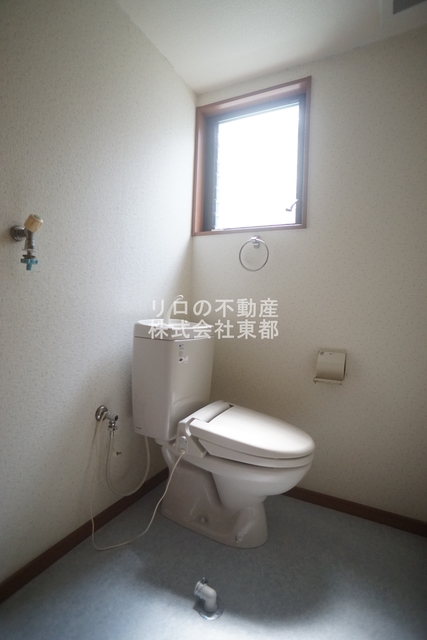 トイレ　窓があるので、換気バッチリです☆