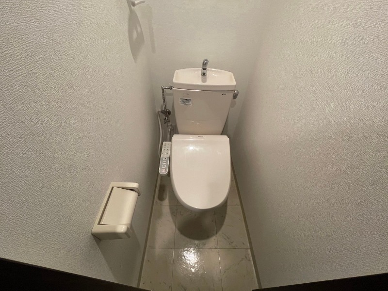 トイレ　ウォシュレット機能がついたトイレ。安心して使用できますね。