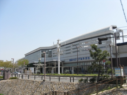 その他　寝屋川市駅バス停（西側）（その他）まで975m