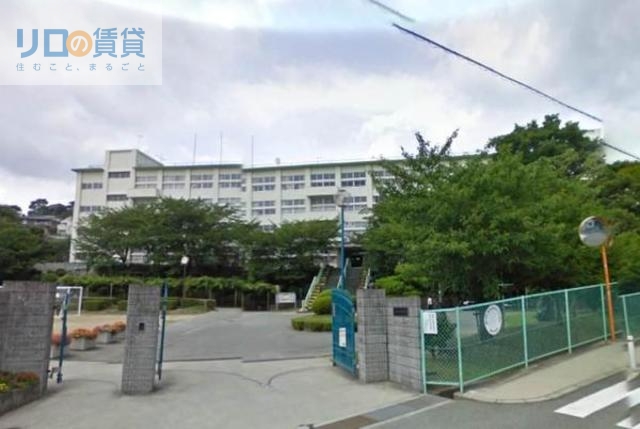 中学校　川西市立川西南中学校（中学校）まで604m