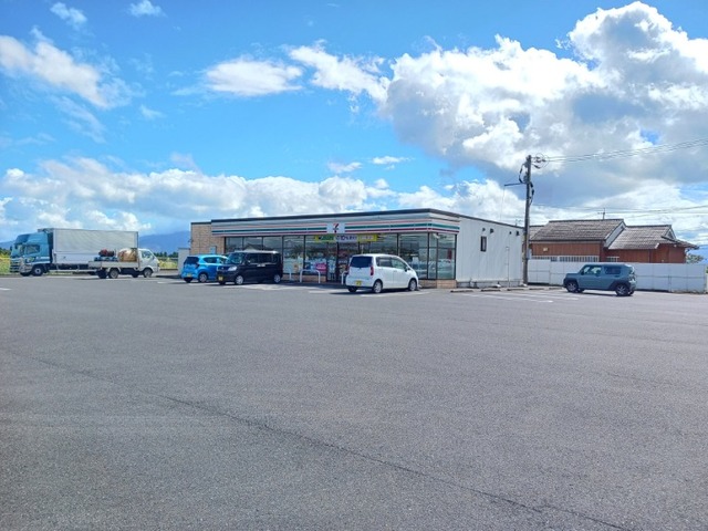 コンビニ　セブンイレブン鹿屋新川町店（コンビニ）まで700m