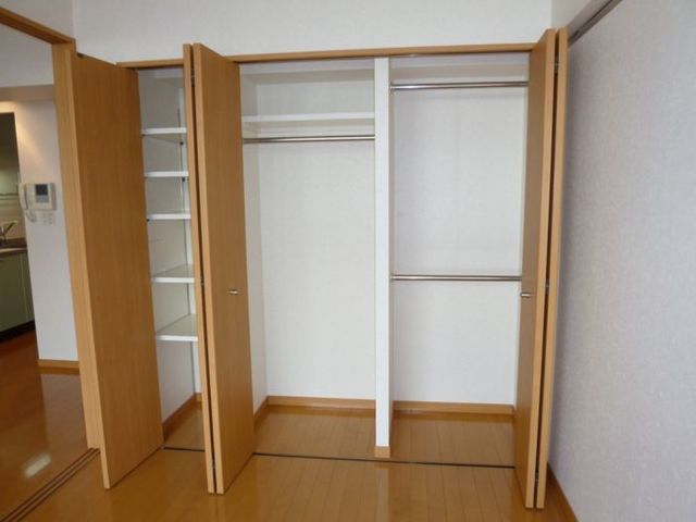 収納　壁一面のクローゼット！　※反転の場合があります。