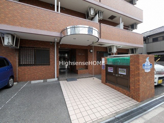 エントランス　落ち着いたエントランスです