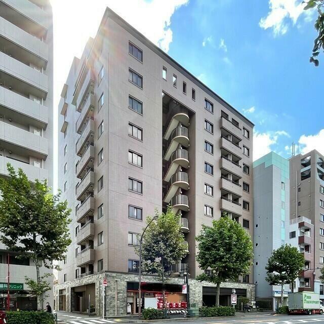 建物外観　鉄骨鉄筋コンクリート造のがっちりとした建物。