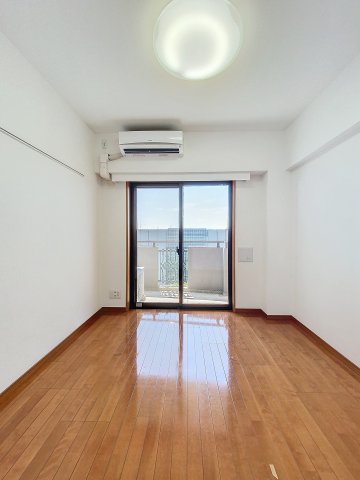 居室・リビング　落ち着いた色合いの床材を使用した居住空間です。