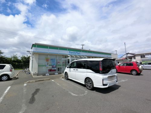 コンビニ　ファミリーマート　成田本城店（コンビニ）まで825m