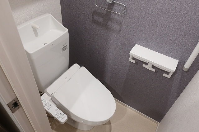 トイレ　※同型モデルの写真です