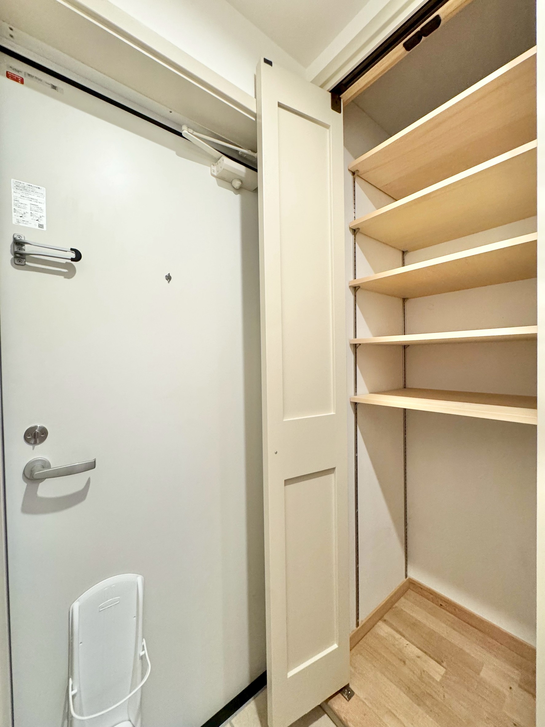 玄関　現在お住まい中につき写真は別室反転タイプのお部屋です