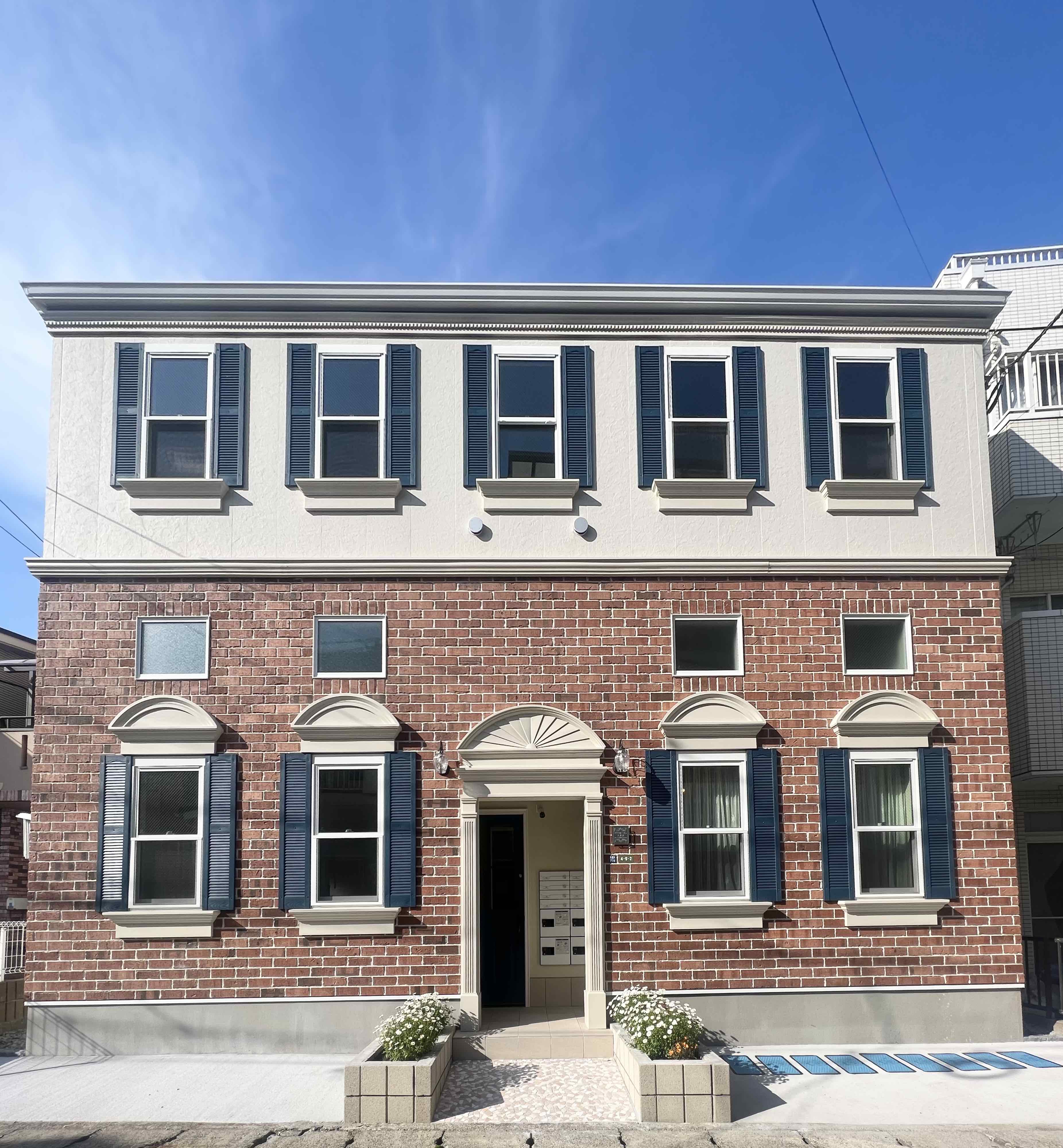 建物外観　お洒落な外観　しっかり管理されたお花が咲いています