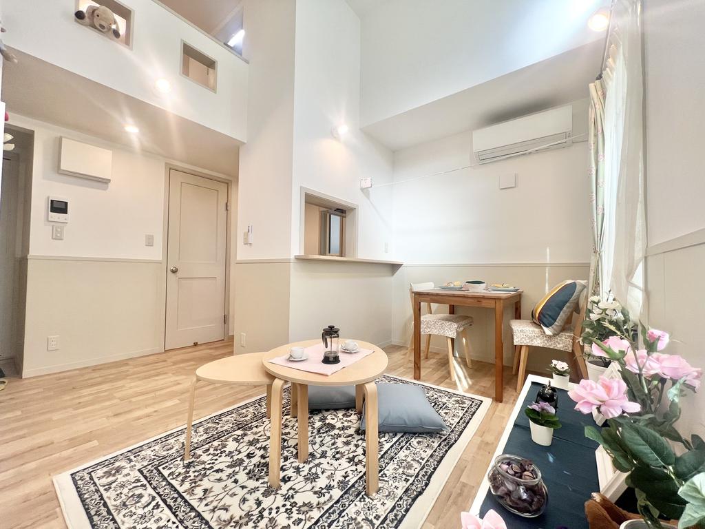 居室・リビング　現在お住まい中につき写真は別室反転タイプのお部屋です※家具無