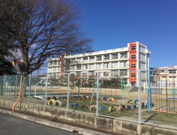 【明石市魚住町錦が丘のマンションの小学校】