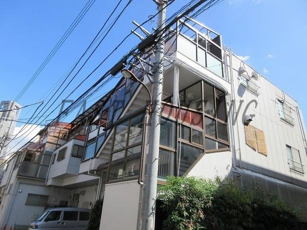 新宿区西新宿のアパートの建物外観