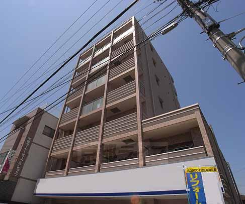 【京都市伏見区深草下川原町のマンションの建物外観】