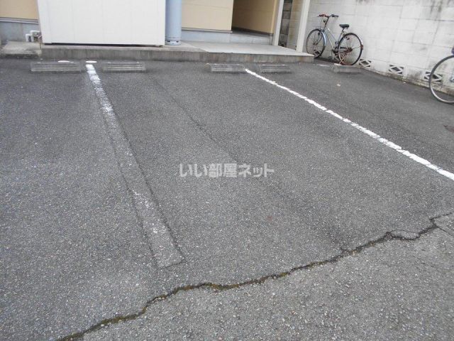 【姫路市書写のアパートの駐車場】