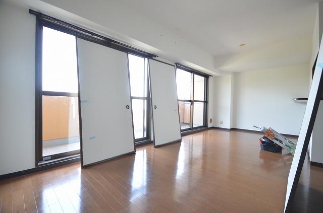 居室・リビング　同物件、別号室のものです。