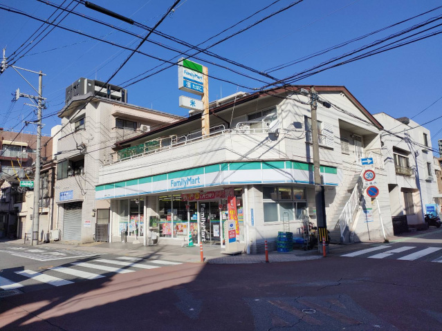 コンビニ　ファミリーマートにしだ三丁目店（コンビニ）まで312m