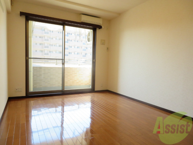 居室・リビング　洋室はとても広々としていて、日当たり良好。