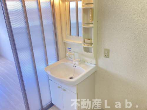 洗面設備　同物件の同じタイプのお部屋です。