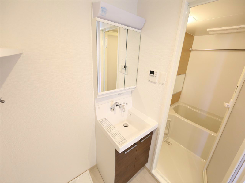 洗面設備　脱衣所　独立洗面台（シャンプードレッサー付）収納スペース有