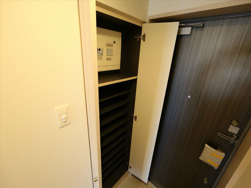 玄関　玄関　シューズボックス付（収納充実してます）