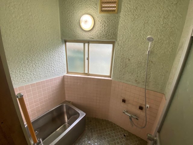 バス・シャワールーム　シャワー水栓は新品にリフォーム済み