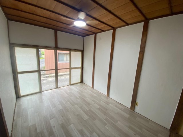 居室・リビング　壁、床リフォーム済み！エアコンもついています！