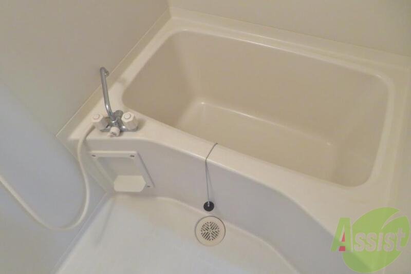 バス・シャワールーム　シンプルな作りの浴槽で疲れを取りましょう