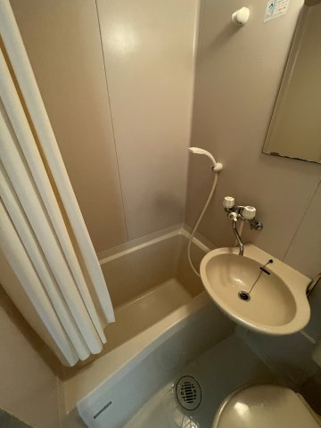 洗面設備　(参考)同マンション反転間取り他部屋の写真