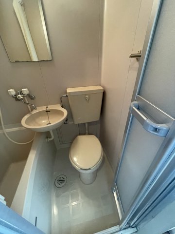 トイレ　(参考)同マンション反転間取り他部屋の写真