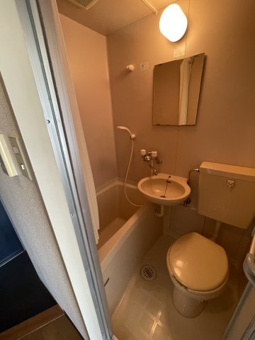 バス・シャワールーム　(参考)同マンション反転間取り他部屋の写真