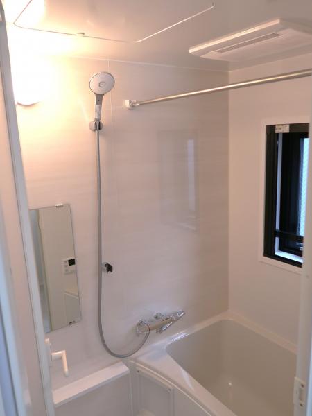 バス・シャワールーム　バストイレ別。窓付