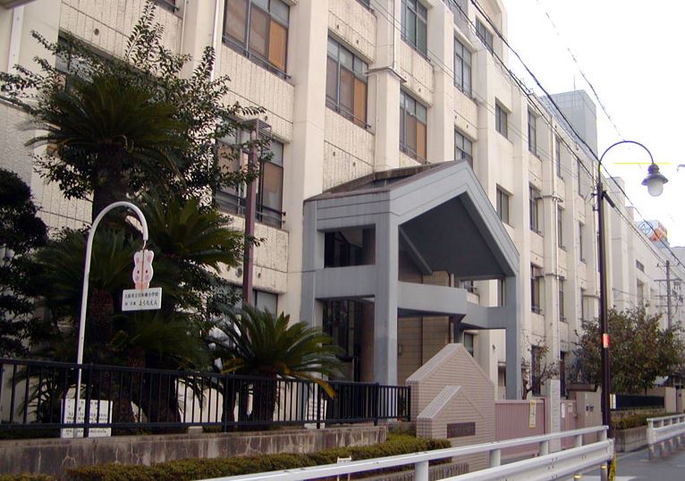 小学校　大阪市立日本橋小学校（小学校）まで421m