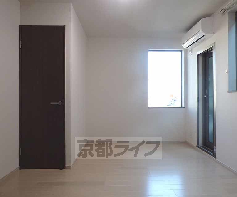 居室・リビング　落ち着いた雰囲気の洋室です。