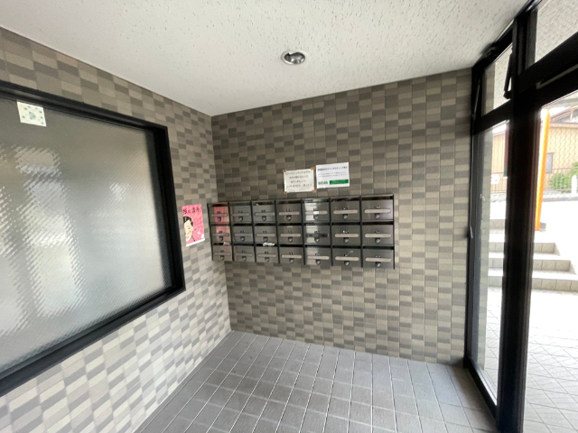 ロビー　集合ポストがあります。