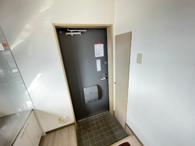玄関　玄関に靴箱があります。