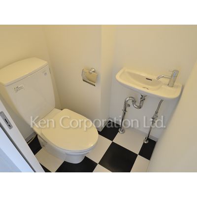 トイレ　同タイプ2階のお部屋を撮影。仕様が異なることがあります。