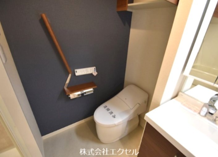 トイレ　温水洗浄便座です。